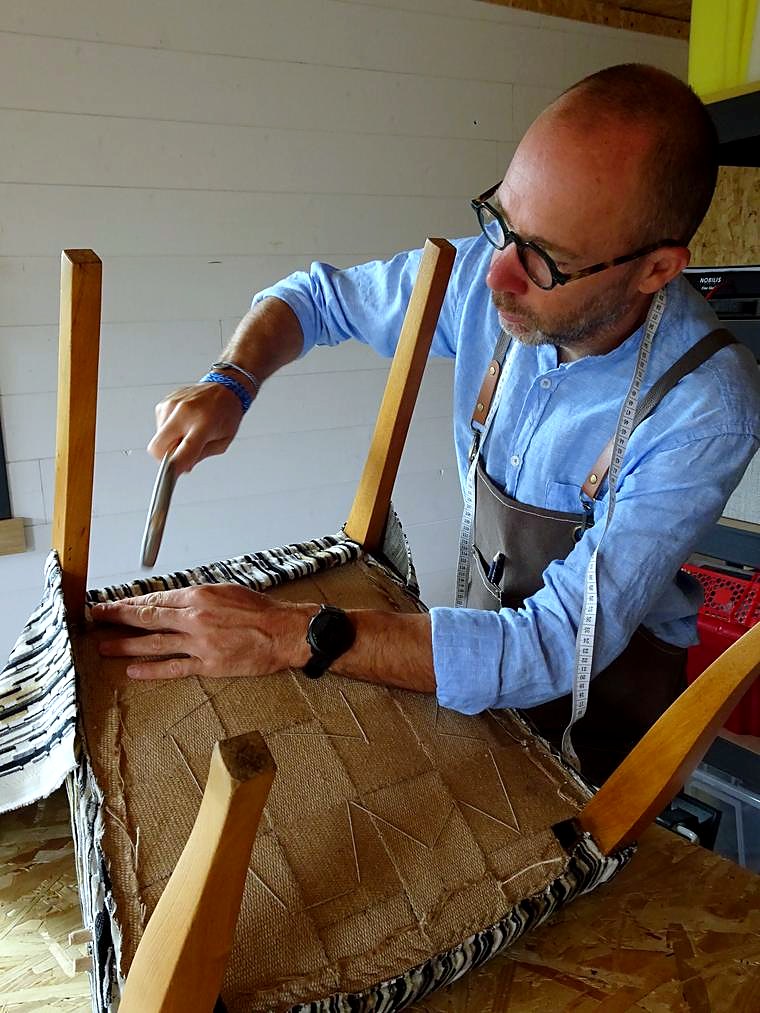 Philippe Noret sanglant l'assise d'un siège à l'atelier